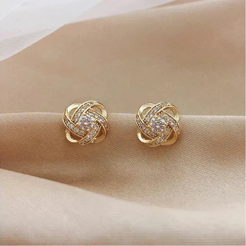 Goldene Spiralohrringe mit Kristallen