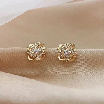 Goldene Spiralohrringe mit Kristallen