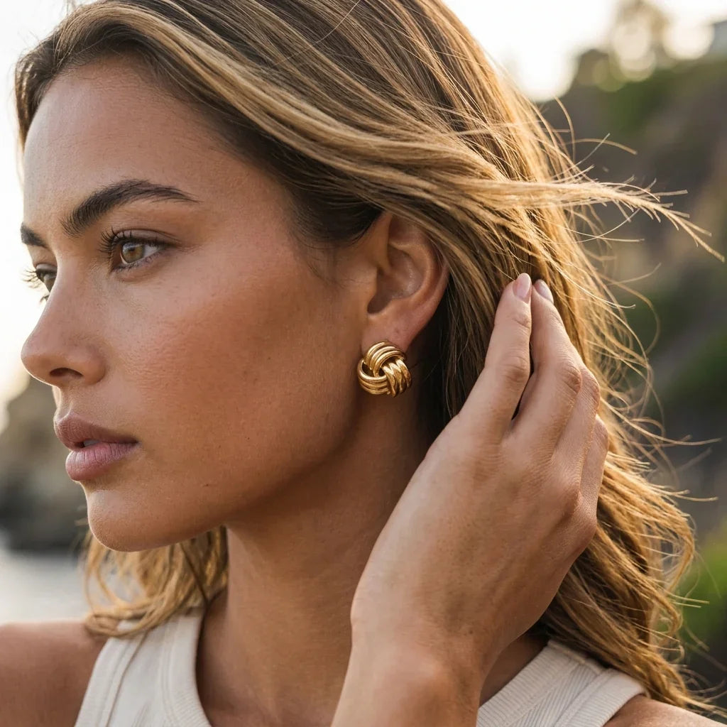 Avielle Klobige Gold-Knoten-Ohrringe