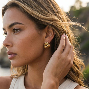 Avielle Klobige Gold-Knoten-Ohrringe
