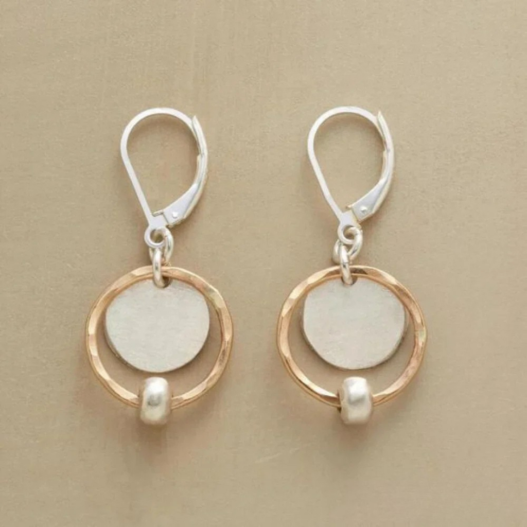 Schicke Ohrringe in Gold und Silber mit Perlen