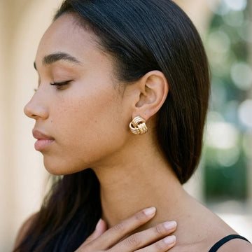 Avielle Klobige Gold-Knoten-Ohrringe