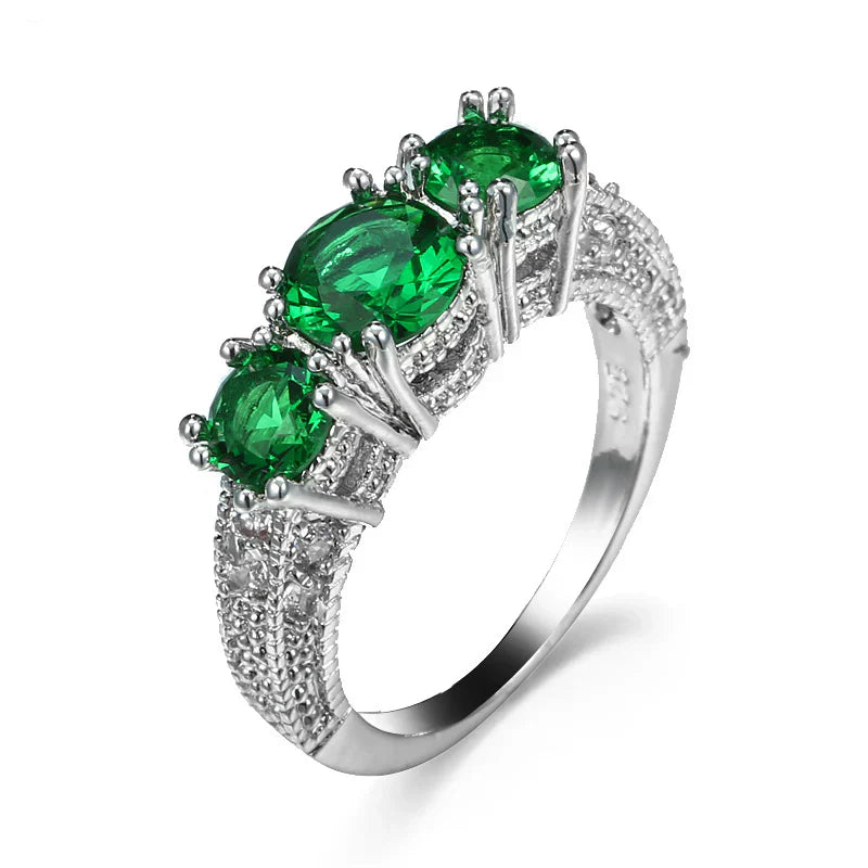 Zeitloser Ring mit strahlenden Smaragdsteinen