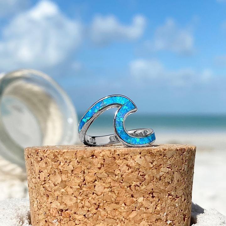Gewellter Silberring mit Blauem Opal