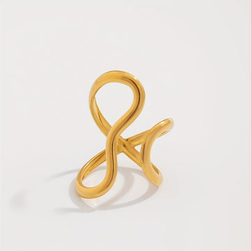 Eleganter Ring mit Asymmetrischer Welle