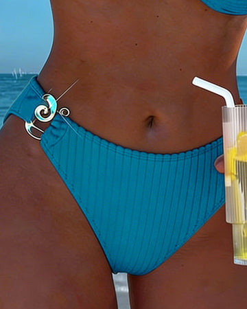 Bikini mit vertikalen Mustern und Metallverschluss
