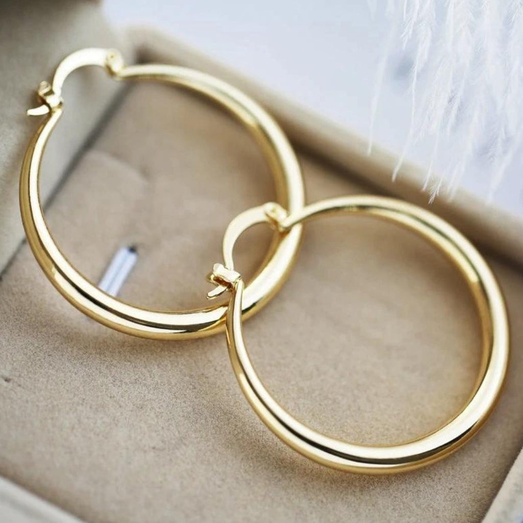 Goldene Ohrringe mit großer Wirkung