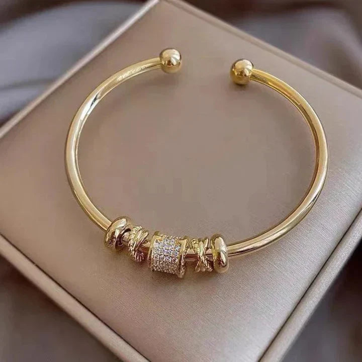 Verstellbares Armband mit Goldanhängern