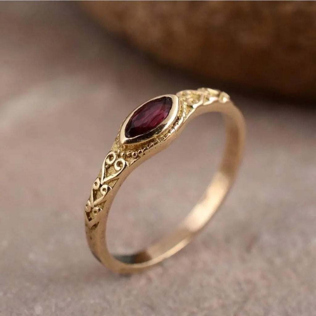 Vintage Goldener Ring mit Rotem Kristall