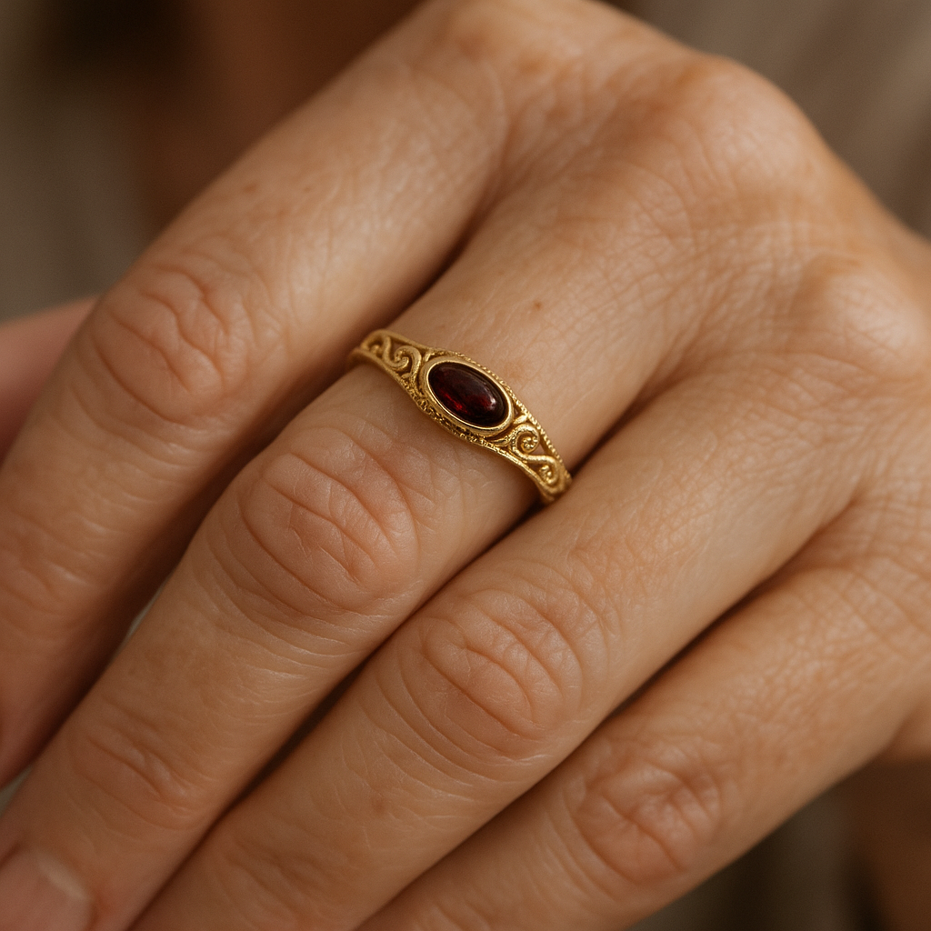 Vintage Goldener Ring mit Rotem Kristall