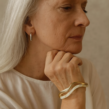 Elegantes Weißes Opales Armband in Gold