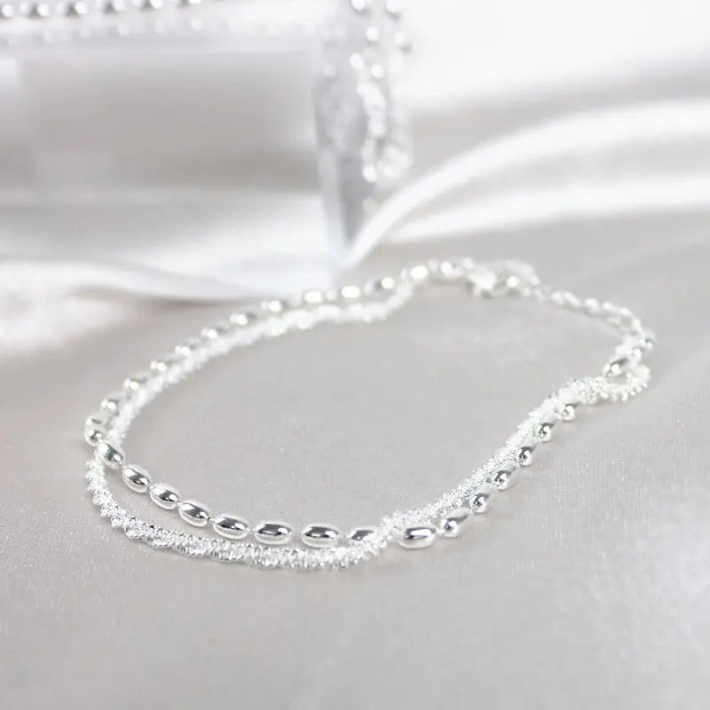 Elegantes Set aus Silberarmbändern mit Zirkonia-Steinen