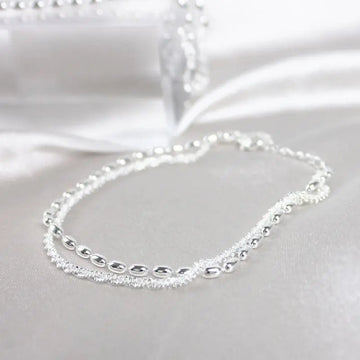 Elegantes Set aus Silberarmbändern mit Zirkonia-Steinen