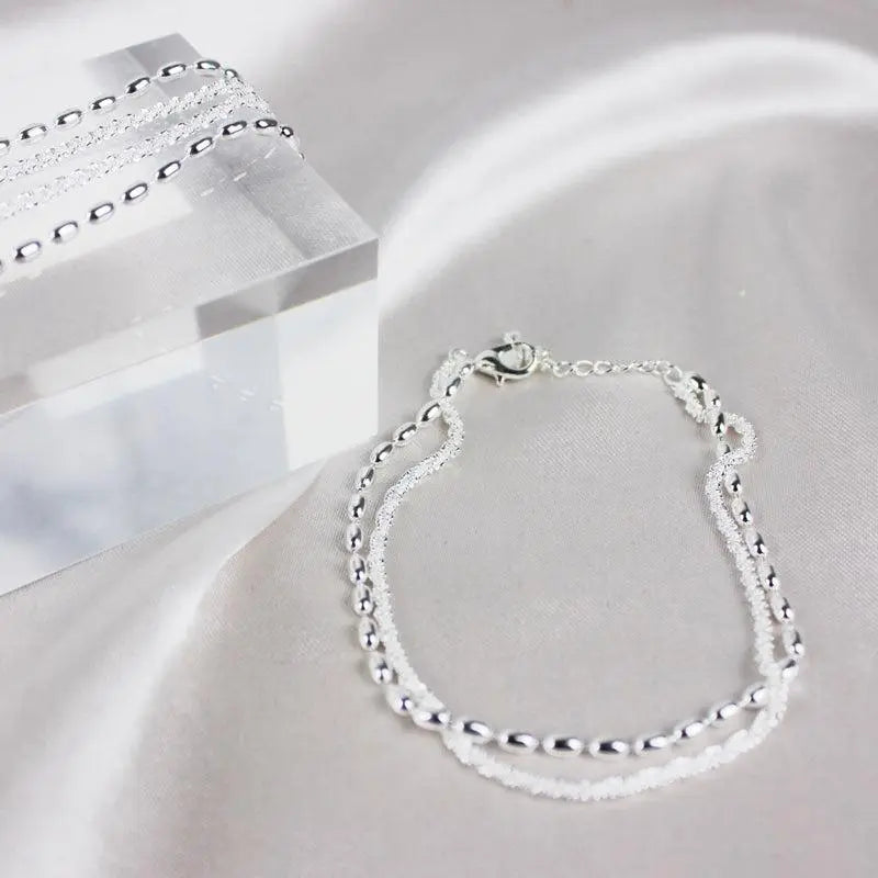 Elegantes Set aus Silberarmbändern mit Zirkonia-Steinen