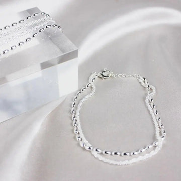 Elegantes Set aus Silberarmbändern mit Zirkonia-Steinen