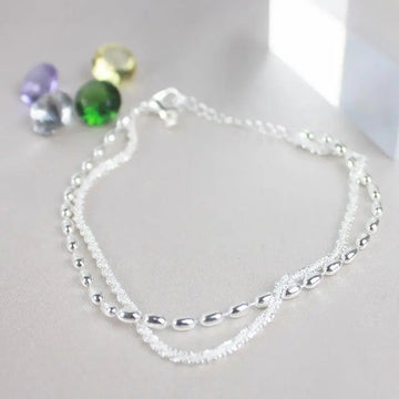 Elegantes Set aus Silberarmbändern mit Zirkonia-Steinen