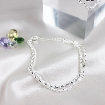 Elegantes Set aus Silberarmbändern mit Zirkonia-Steinen