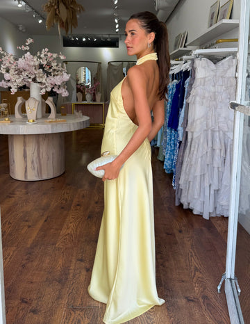 ZEYNEP | Elegantes Satin-Maxikleid mit Halter-Ausschnitt