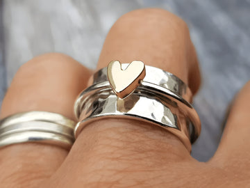 Silberner Ring mit goldenem Herz