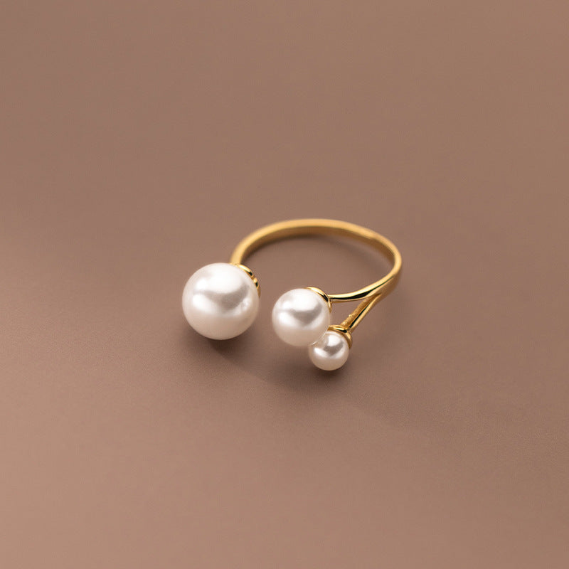 Eleganter Ring mit Perlen-Trio