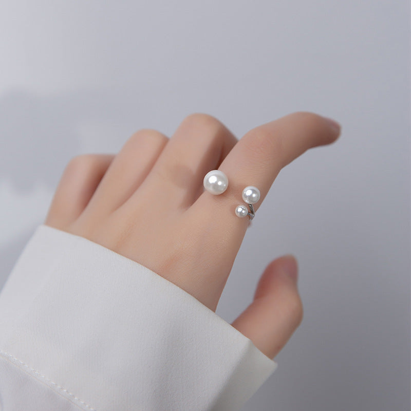 Eleganter Ring mit Perlen-Trio