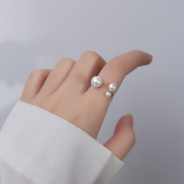 Eleganter Ring mit Perlen-Trio