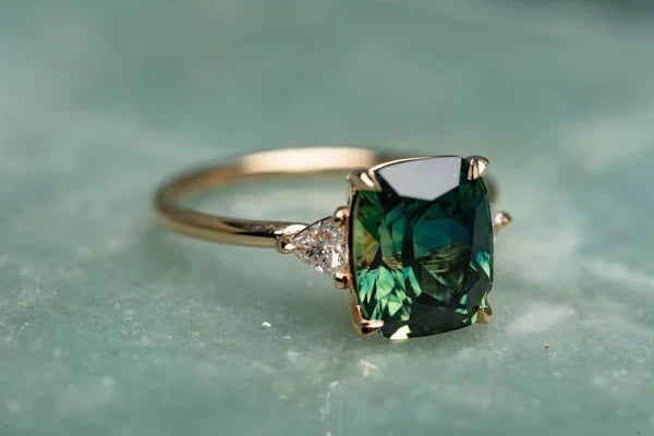 Goldener Ring mit Vintage-inspiriertem Stein
