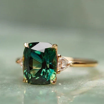 Goldring mit Vintage-inspiriertem Stein