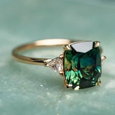 Goldring mit Vintage-inspiriertem Stein