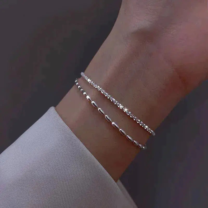 Elegantes Set aus Silberarmbändern mit Zirkonia-Steinen