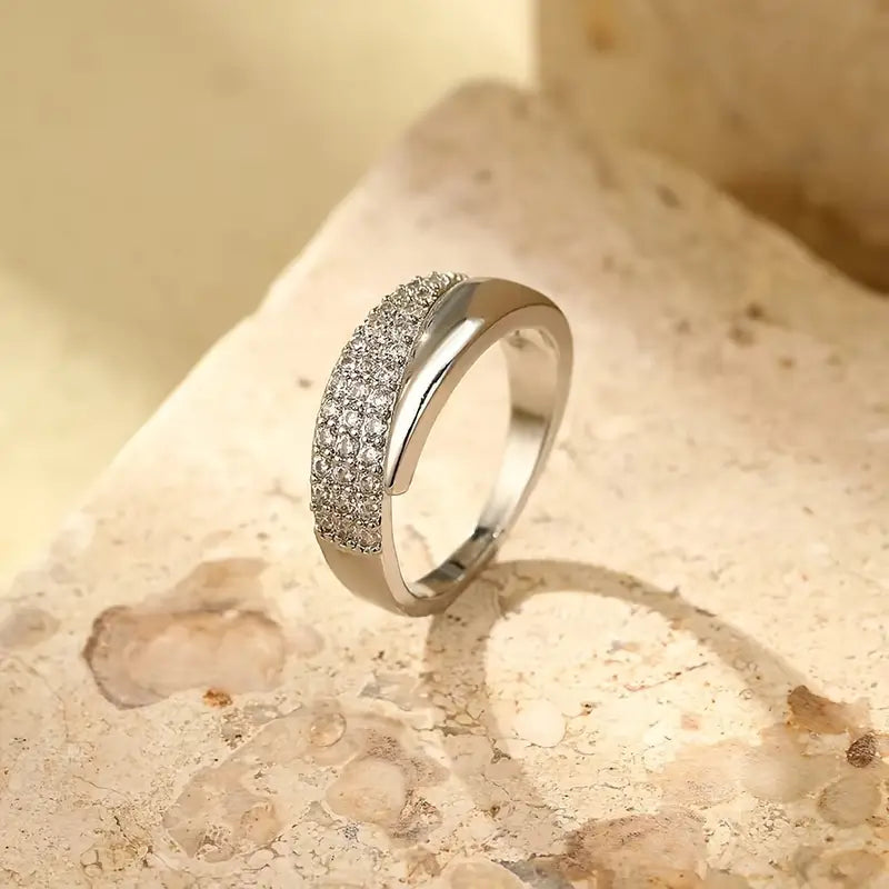 Eleganter Ring mit funkelnden Steinen (1+1 GRATIS)