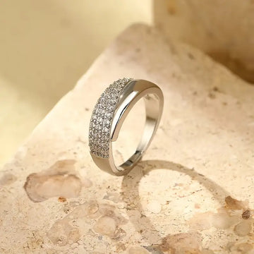 Eleganter Ring mit funkelnden Steinen (1+1 GRATIS)