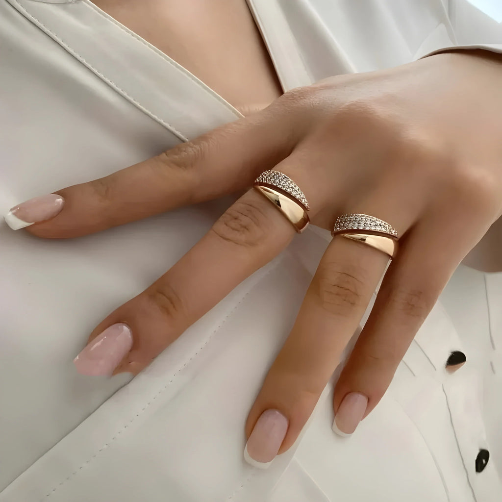 Eleganter Ring mit funkelnden Steinen (1+1 GRATIS)