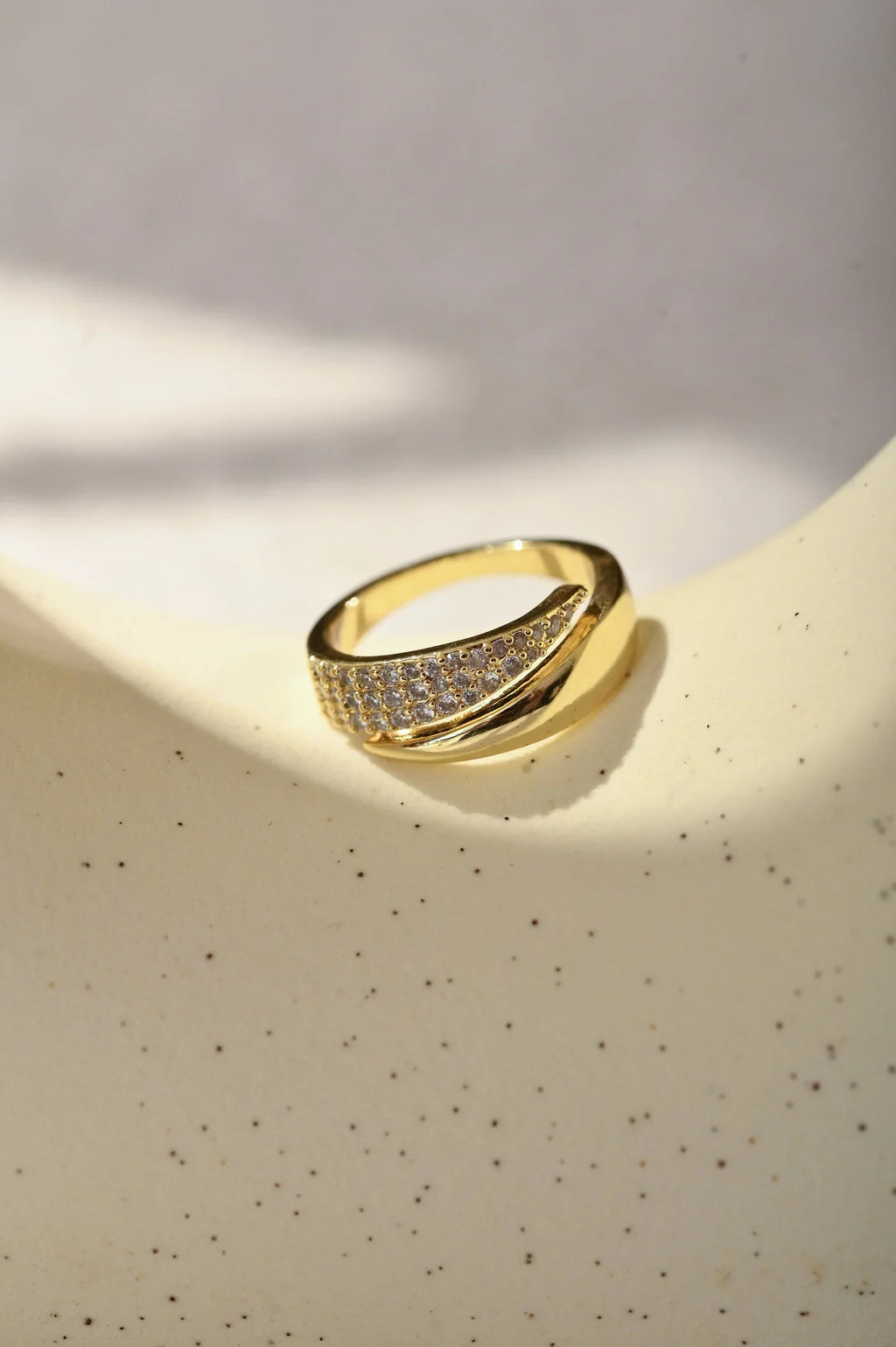 Eleganter Ring mit funkelnden Steinen (1+1 GRATIS)