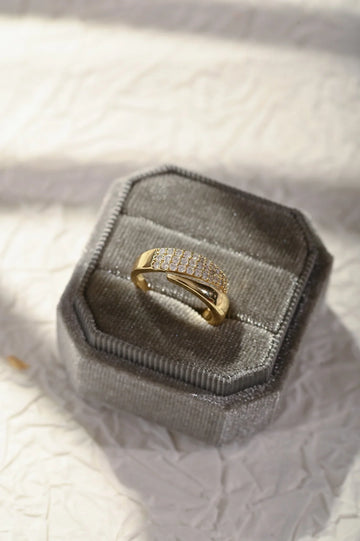 Eleganter Ring mit funkelnden Steinen (1+1 GRATIS)