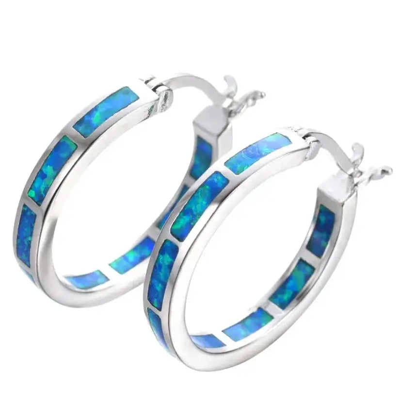 Schicke Kreis-Ohrringe mit blauem Feueropal