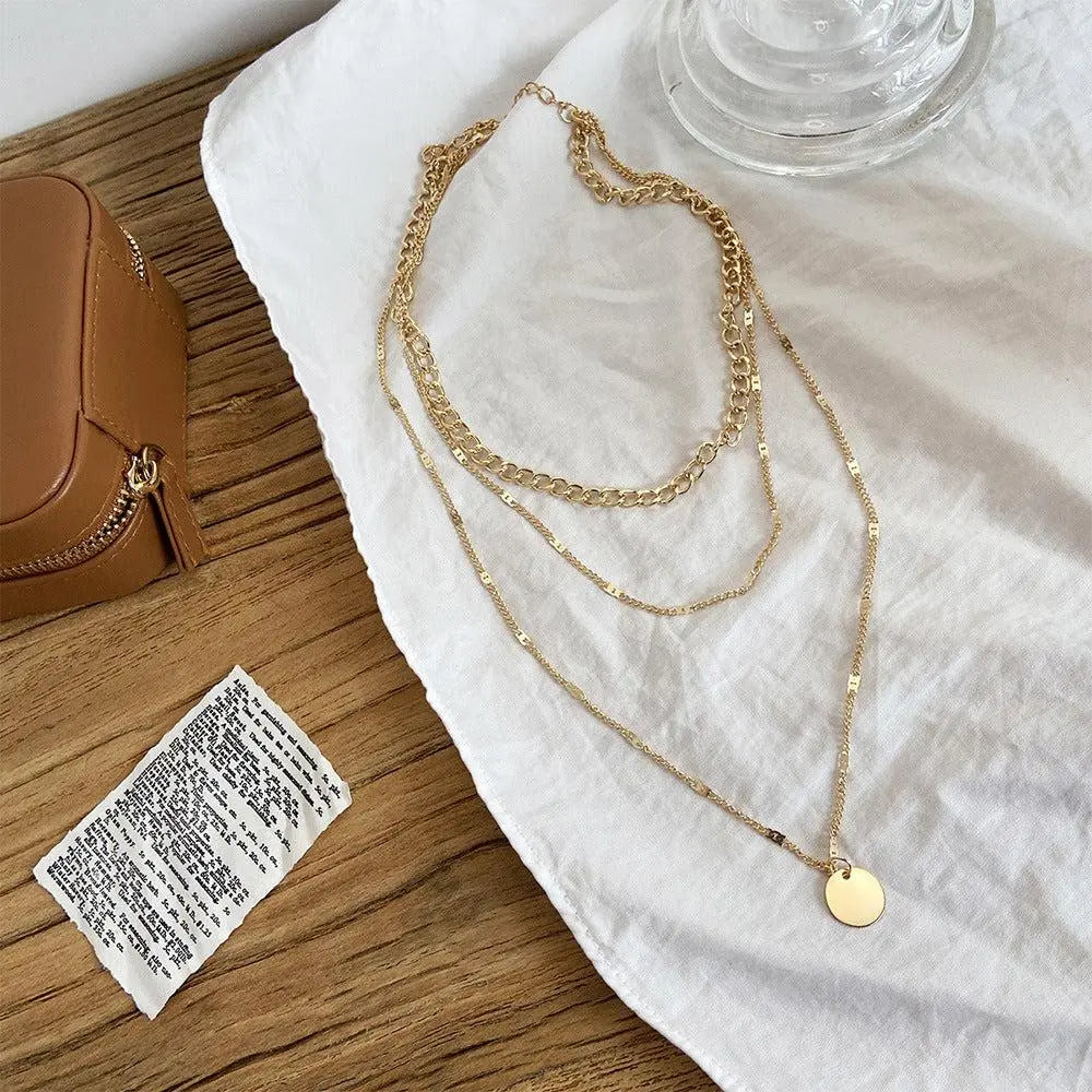 Elegante Gold- und Silberkragen
