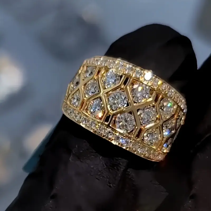 Strahlender Goldener Ring mit Glanz