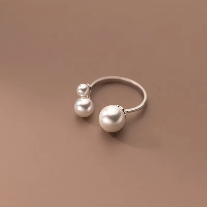 Eleganter Ring mit Perlen-Trio