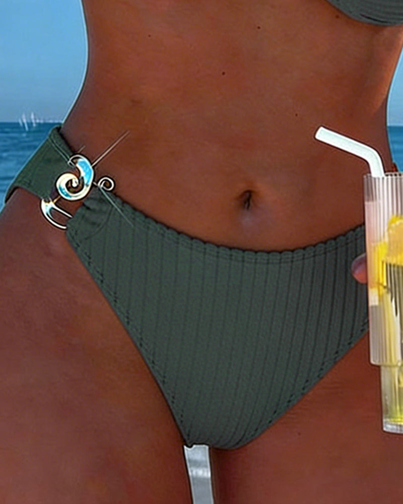 Bikini mit vertikalen Mustern und Metallverschluss