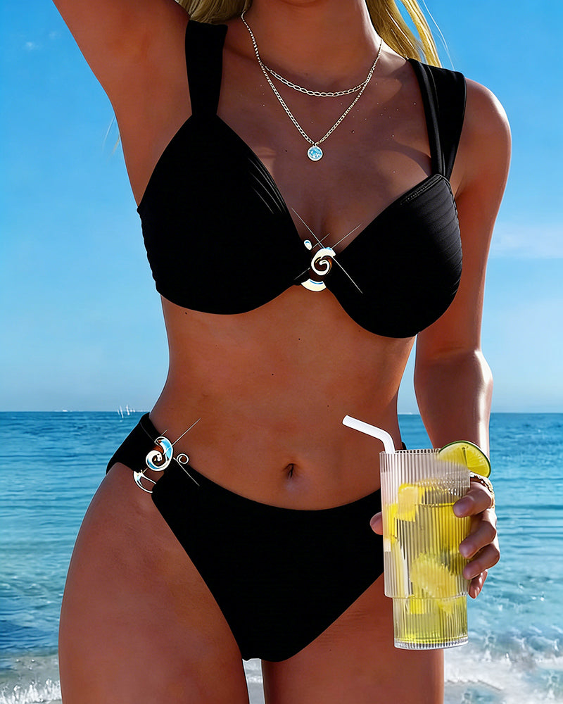 Bikini mit vertikalen Mustern und Metallverschluss