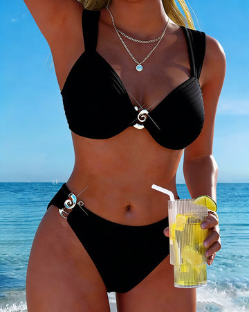 Bikini mit vertikalen Mustern und Metallverschluss