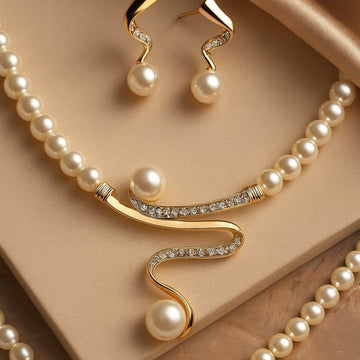 Elegantes Naturperlen-Halsketten-Set