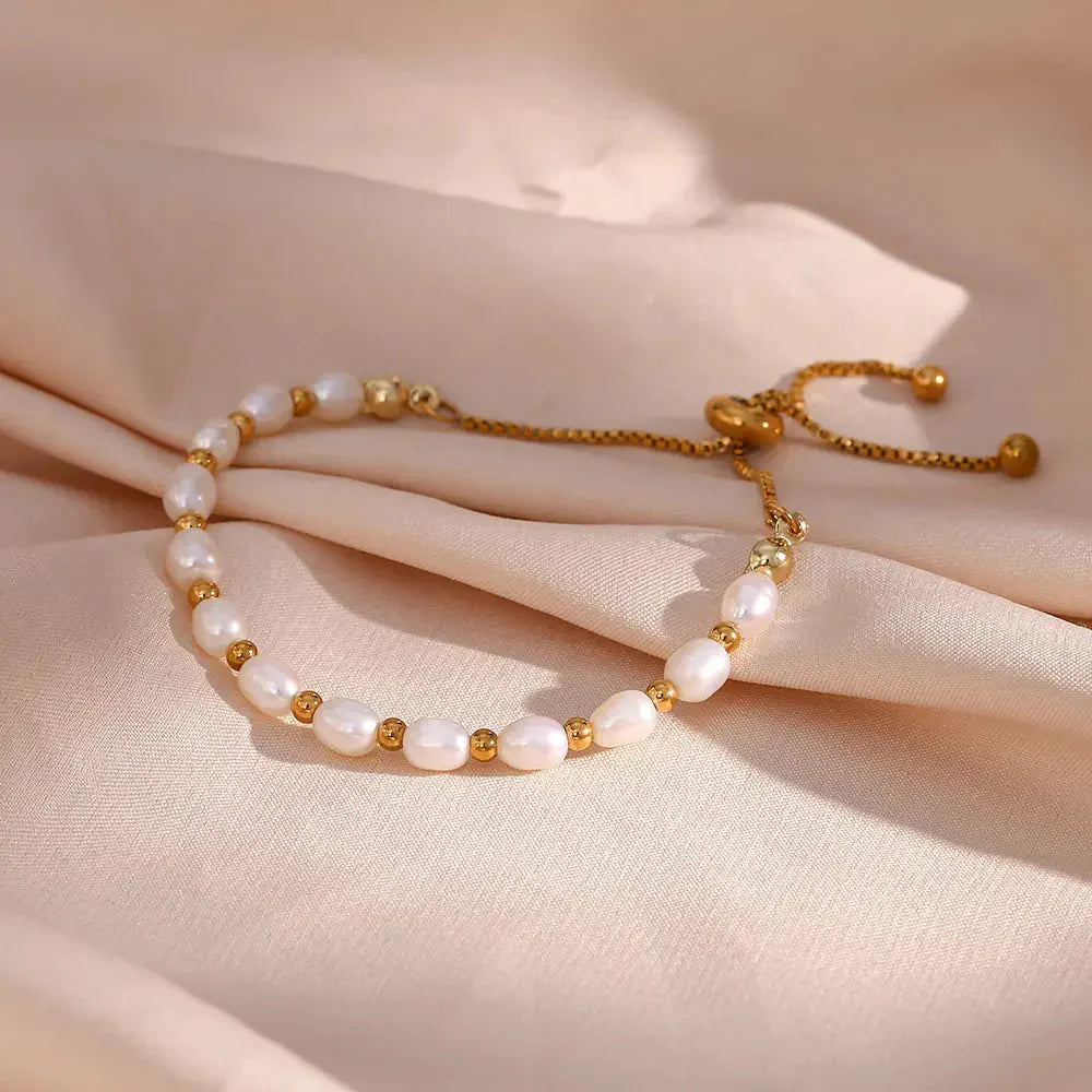 Elegantes Perlen und Gold Armband