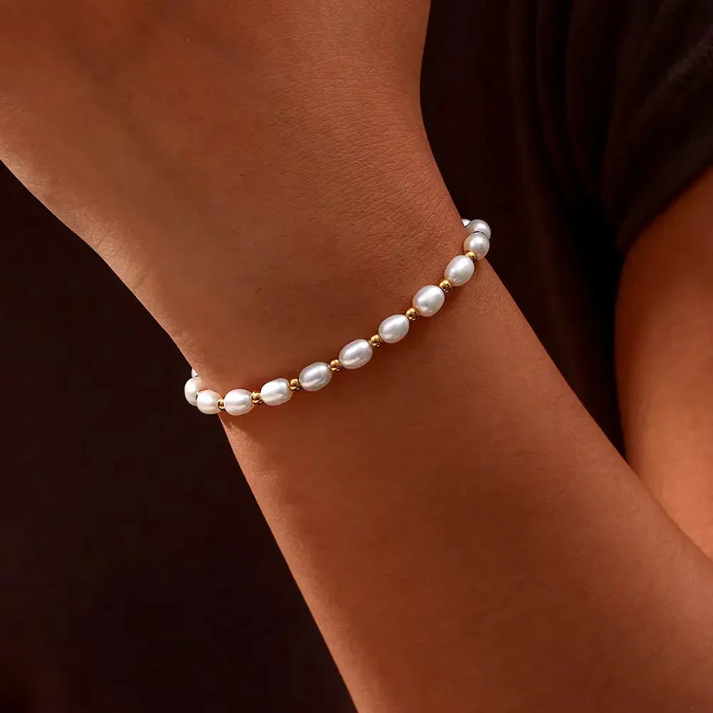 Elegantes Perlen und Gold Armband