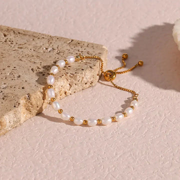 Elegantes Perlen und Gold Armband