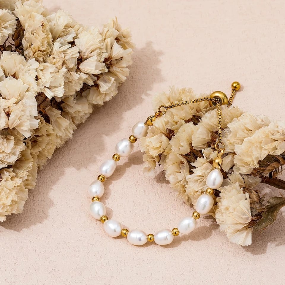 Elegantes Perlen und Gold Armband