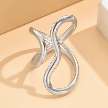 Eleganter Ring mit Asymmetrischer Welle