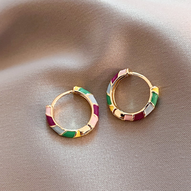 Elegante Ohrringe mit goldenem Emaille