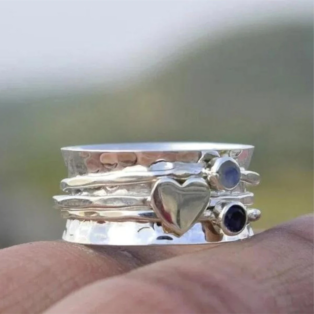Eleganter drehbarer Silberring mit Herz
